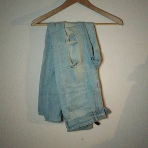 Blekta jeans med hål. - Ljusblå jeans men hål mest om låren. Super snygga. Vill inte ha de längre då de är för små. Bor i Jakobsberg men kan mötas med allt som går at nås med SL.