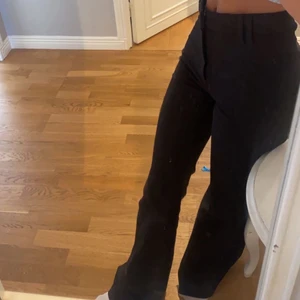 Kostymbyxor från Zara  - Svarta kostymbyxor från Zara. Säljer pga de är för långa och inte kommer till användning. Använda väldigt fåtal gånger så väldigt fint skick. ❣️