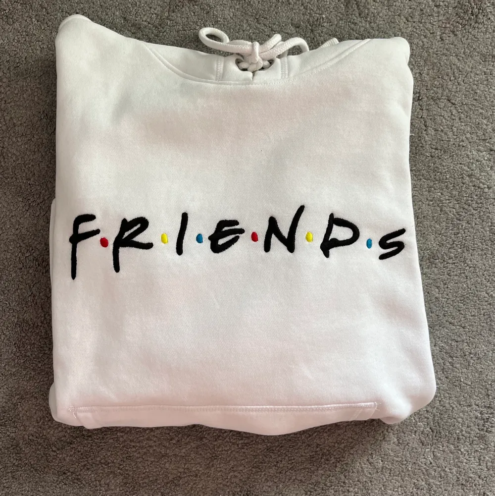Säljer denna fina friends hoodie då den inte kommer till användning. Knappt använd <3 köpt för ca 249kr så säljer för 55+ frakt är i storlek XS💞 . Hoodies.
