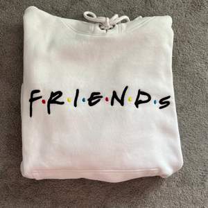 Säljer denna fina friends hoodie då den inte kommer till användning. Knappt använd <3 köpt för ca 249kr så säljer för 55+ frakt är i storlek XS💞 