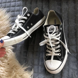 Converse  - Säljer ett par super fina låga Converse, storlek 43. Inga defekter och bra skick.