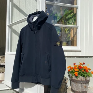 Stone Island Soft Schell-R Jacket - Hej, säljer nu min Stone Island Shell Jacket. Den är i jätte bra skick utan några flaws. Nypris varierar men brukar landa på runt 6000. Den är i storlek Large men passar Medium. Priset är inte hugget i sten så hör av dig vid frågor.