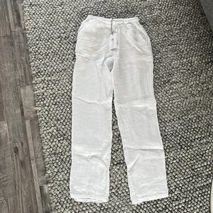 Linnebyxor från Design by Si - Oanvända linnebyxor ifrån designbysi i storlek XS/S. Väldigt fina men säljer för att dom va för korta på mig. Fin passform och passformen heter classic wide. Ny pris 472 kr.