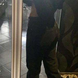 Zara mid rise straight jeans strl 36 - Billiga. Nästan aldrig använda. Storlek 36.  Konsument står för frakt, (frakt 110kr). 