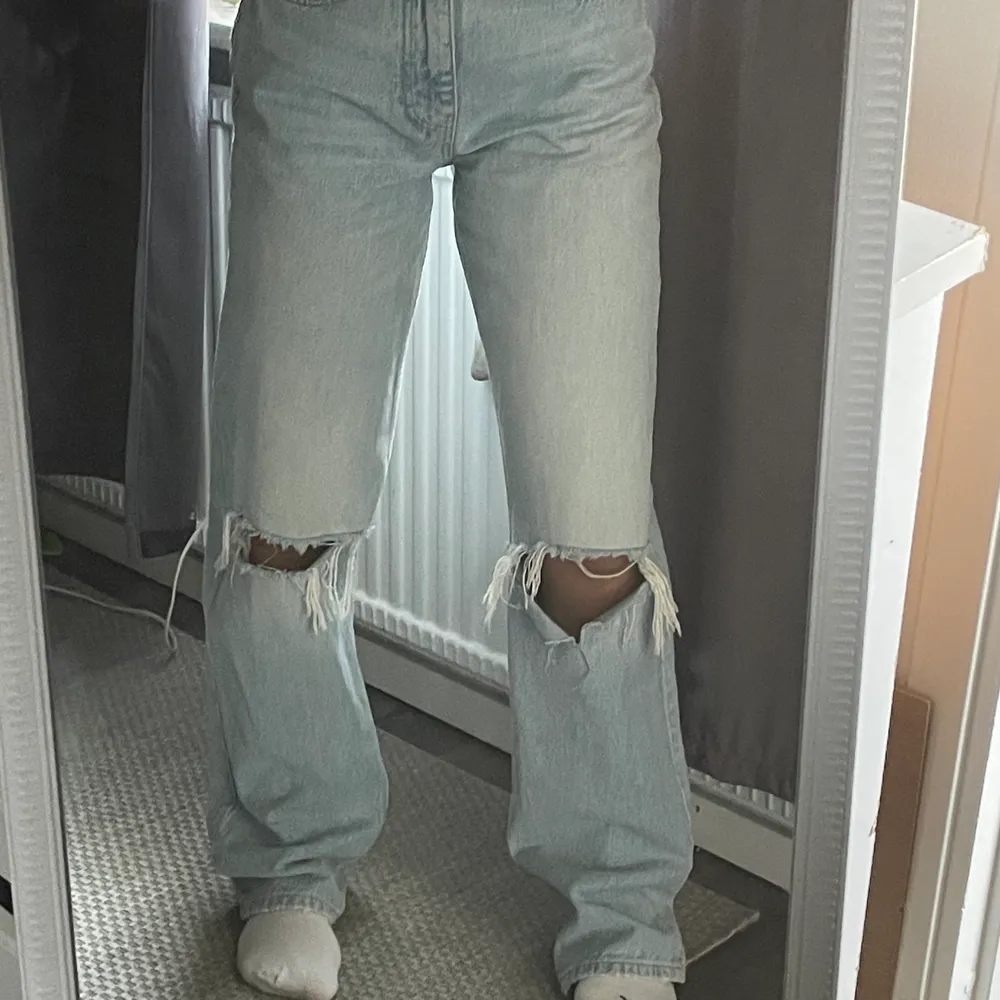 Väldigt fina högmidjade slitna jeans i storlek 36, sparsamt använda och extremt sköna, jag är 163 cm. Jeans & Byxor.