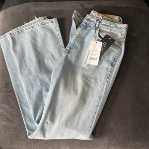 Nya vida jeans från NAKD med lappen kvar, storlek 36, Säljer dessa eftersom jag har ett par likadana, nypris 700kr