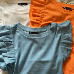 ZARA VOLANG TOPPAR🧡🤍💙 - Säljer dessa tre toppar, knappt använda därav är de i ny skick. Kan ej hitta dem på hemsidan så de är förmodligen slutsålda. ‼️ALLA ÄR SÅLDA‼️