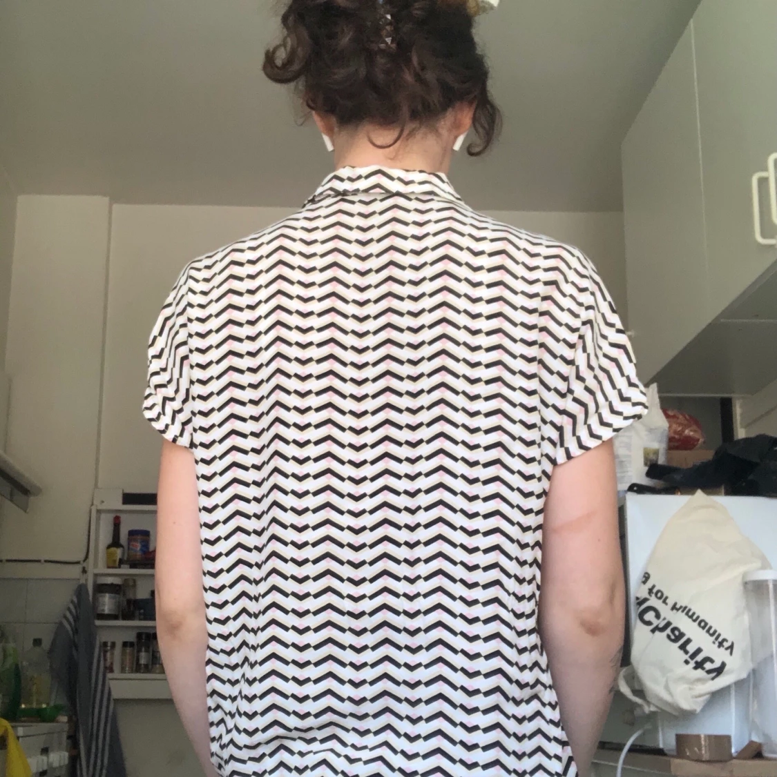 Blus i svart/vitt/gul/rosa - 91