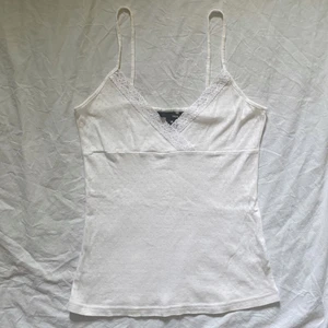 Super fin y2k linne - SÅLD!!!! intressekoll!! vintage spets linne från h&m.  kom med förslag på bud! KÖP DIREKT FÖR 200 + FRAKT.  köparen står för frakt, ANVÄND INTE KÖP DIREKT KNAPPEN TACK!  💕