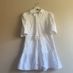 Klänning - Säljer assnygg klänning från NAKD! Kan användas som kjol också med en stickad tröja över😇 använd en gång, skärp tillkommer!