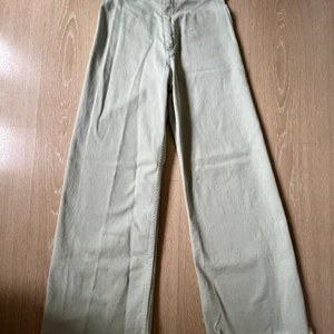 ZARA JEANS - Jag säljer ett par ljusgröna Zara jeans i modellen ”The marine straight”. De är i storlek 34 men väldigt stretchiga.  Säljer för 199 kr + frakt.  Köparen står för frakt själv.  Har använt 1-4 gånger, de är i fint skick.  