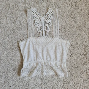Linne cropped med virkad fjäril - Sött litet linne med fina detaljer. Knappt använd och hel och ren 😍 köpt på yesstyle för 100 år sen! 