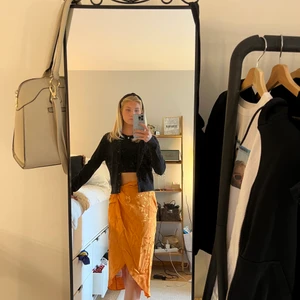 Serina skirt GINA TRICOT - En superfin orange kjol från Gina i storlek 34. Har aldrig använt.  199 + frakt Köparen står för frakt själv.  En söm är lite sönder på ena sidan, vilket jag inte såg när jag köpte den, annars är den i mycket fint skick.  Lappen är kvar.