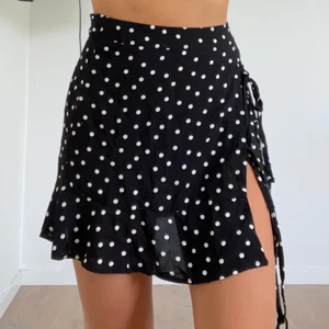 Prickig kjol - Kjol från pull&bear, endast provad, köparen står för frakten på 49kr🤍