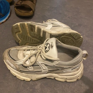 Arigato marathon Runners (strl 37) - Intressekoll på dessa sneakers från Arigato. Storlek 37. Som ni ser är de välanvända och därmed smutsiga, går att putsa upp för den som vill ha de lite fräschare! Skicka meddelande om ni är intresserade så kan vi diskutera pris. 💛