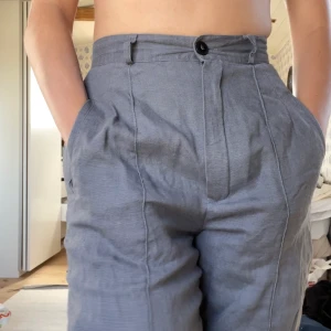 Gråa högmidjade linnebyxor - Säljer dessa fina mörk-gråa linnebyxor med hög midja köpta på en vintage butik (Siv&Åke) i Stockholm. Originalpris 500kr. Brukar ha 26/31 och de sitter som en smäck på mig! Säljer då de inte kommer till användning. 100% linne, märkta med San Remo.