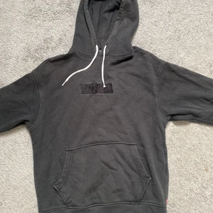 Levis Hoodie - Svart Levis Hoodie. Storlek M och i okej skick.  Köpare står för frakt, skickar omgående.