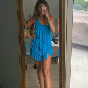 Blå Volang klänning - Jag säljer denna blåa volang klänning eftersom att den är för kort på mig. Jag är 175 cm. Köparen står för frakten❤️