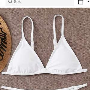Säljer en helt oanvänd vit bikiniöverdel från SHEIN 🤍 