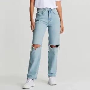 Jättefina blå raka jeans med hål. Det är inte dom jeansen på första bilden men liknar de. Passar 34. Säljer för vill ha en annan modell 💗 Jättebra skick