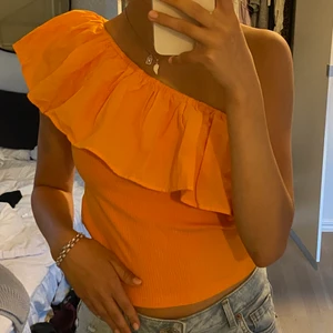 Sommar topp - Din sommar topp från zara i storlek xs köp direkt för 100kr 💞💞