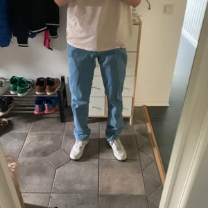 Jeans från asos design 30/34 - Säljer ett par ljus blåa jeans från asos design storlek 30/34 som jag har användt en gång. Skriv för fler bilder