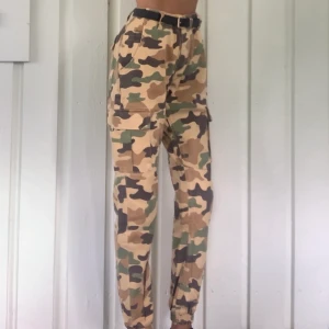 Militärmönstrad fritidsbyxa - Helt ny, endast testad med lapp och reservknappar kvar! Nypris var 200kr. Rejäl byxa med öppna fickor fram samt stängbara fickor bak och på låren, bild 3 . Från Lager 157, strl xs. Köparen står för eventuell frakt, kan mötas upp i Skellefteå och Piteå. 