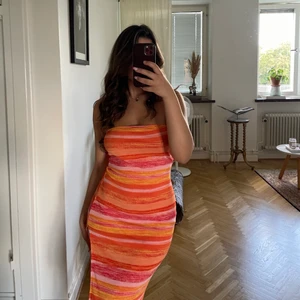 Off-shoulder klänning - Somrig off-shoulder klänning, lätt att slänga på sig i värmen & så snygga färger😍