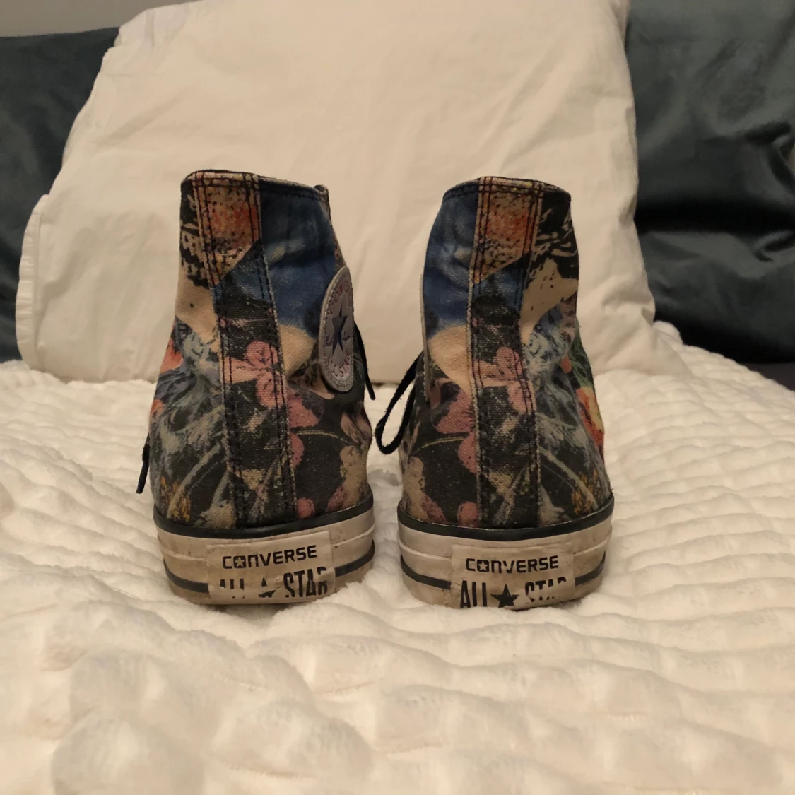 Höga converse i medelbra skick.  - 90