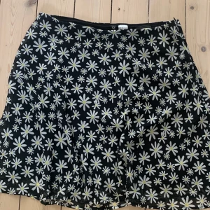 Kjol H&M - Säljer denna söta kjol använd endast 1 gång köpt från H&M frakt e osäker inte säker att den stämmer 