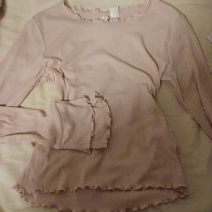 Divided - Söt tröja från divided by hm. Den har jätte snygga ärmar och hela tröjan har en lettuce hem. I verkligheten så tröjan mer rosa än vad som framgår på bilden <3