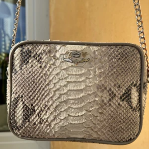 Zadigväska - Väska från zadig & voltaire, köpt i nyc för typ tre år sedan. Fint skick förutom att ena sidan av kedjan blivit lite rostig(?) tror att det ska finnas kvitto någonstans här hemma men är osäker. Kan hämtas i Telefonplan alternativt fraktas och då står köparen för frakt 🌸