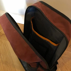 Ryggsäck Chrome  - Hållbar och rymlig ryggsäck av märket Chrome. Bred öppningsbar dragkedja och snabb åtkomst till vattenflaska och plånboksfack. Sparsamt använd.