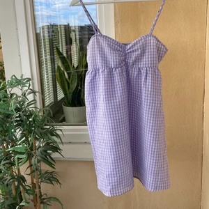 Klänning - Söt klänning från hm! Kan hämtas i Telefonplan alternativt fraktas och då står köparen för frakt 🌸