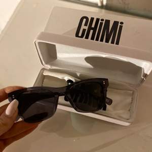Säljer nu denna superfina solglasögon från Chimi! Användes förra sommaren men har tyvärr inte kommit till användning sen dess! Skicket är bra och finns inga större repor eller så! Modellen är 007 och finns inte längre att köpa, hör av dig vid frågor🖤