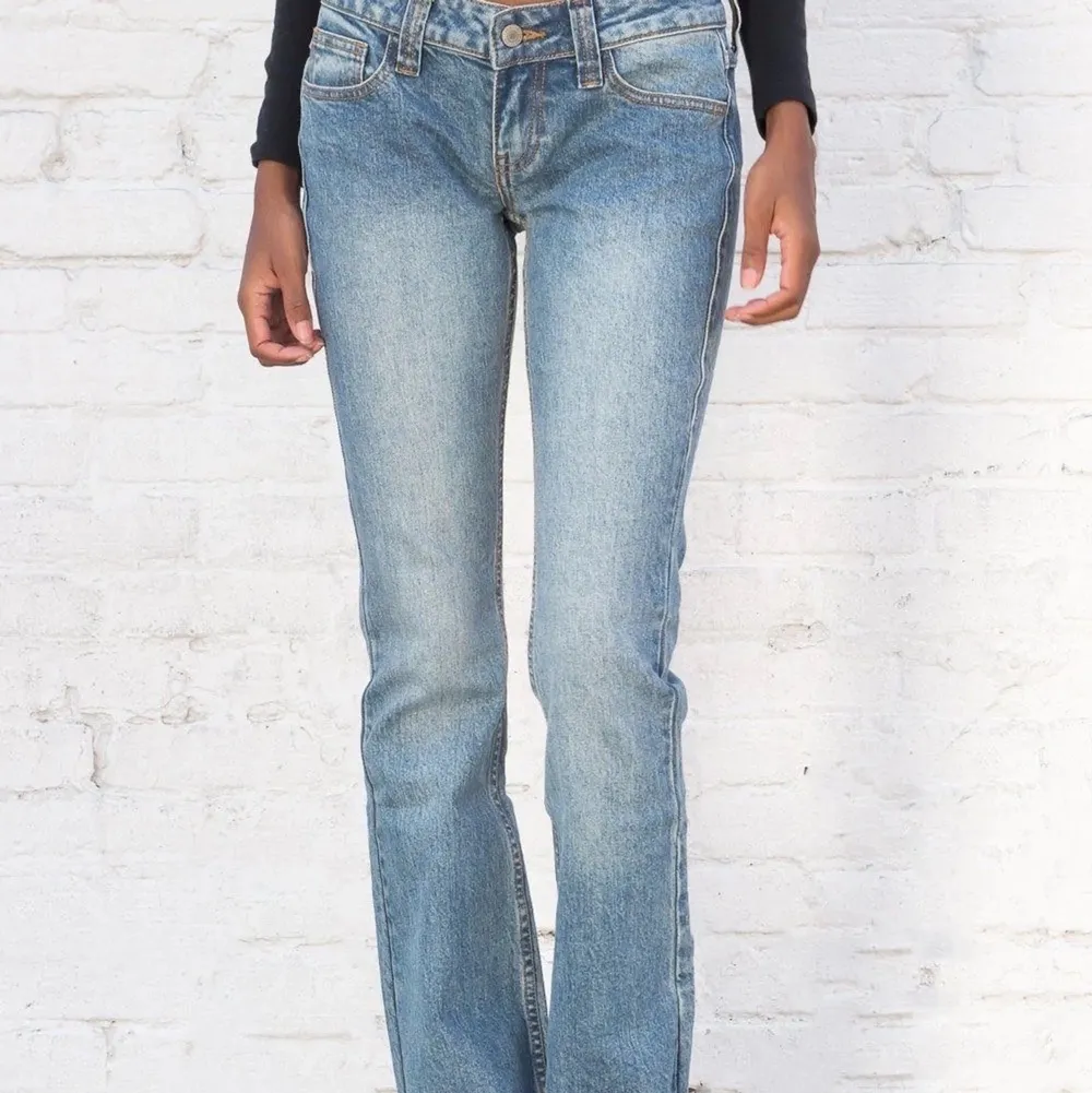 Säljer dessa as snygga lågmidjade jeansen från brandy Melville!!! Helt nya, prislappen kvar. NYPRIS 440kr! Kom privat för egna bilder eller frågor 💕💕 köparen står för frakt . Jeans & Byxor.