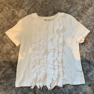 Tröja med vollanger - Älskar denna tröja😍 jättefin tröja i bra skick och endast använd fåtal gånger! Du står för frakten 😊