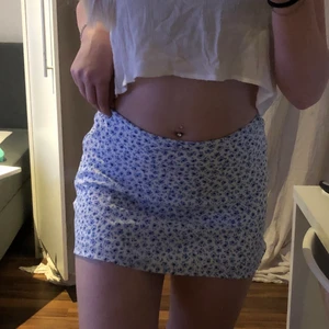 Super söt kjol ifrån hm - Super söt kjol ifrån hm! Den är i storlek 34/Xs och passar perfket på mig som är 160