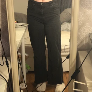 Vida grå/svarta jeans - Nu säljer jag mina grå/svarta jeans från BikBok, dom har används rätt så mycket och har lite upprivet (se sista bild) men annars bra sick💕