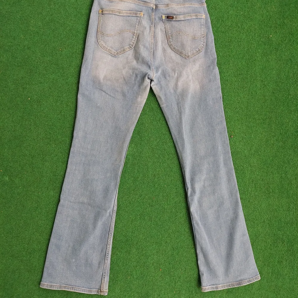 Jätte fina bootcut jeans. De är strechiga och sitter bra. Är normal midjade. Skriv gärna om du har frågor❤. Jeans & Byxor.