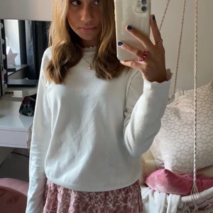 Stickad vit tröja - Min absoluta favorittröja som har blivit lite för liten. Det är en stickad vit tröja från mango. jättemjuk. Nypris 350kr ❤️