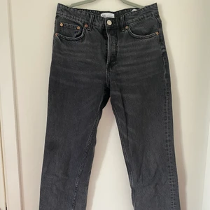 Zara jeans - Zara jeans i midrise och stentvättade, så fina men använder de inte så ofta då de är lite korta💗