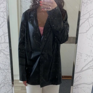 Fejk skinns kavaj SVART - Svart fejk skinns kavaj från Pretty Little Thing, använd ungefär 5 gånger men i väldigt fint skick. Pris kan diskuteras vid snabb affär och kund står för frakt🖤🖤