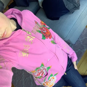 Ed Hardy  - Coolaste ed Hardy hoodien som jag älskar men kommer tyvärr inte till användning längre. Sjukt nice och jättefina detaljer. Passar mig som har xs men skulle nog passa på en s också. 450kr plus frakt. Om fler är intresserade startar jag budgivning💕💕💕💕