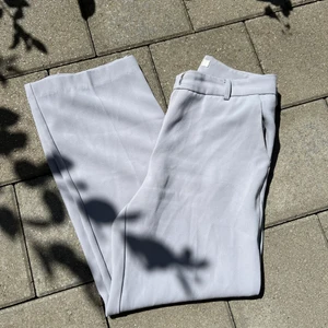 Ljuslila kostymbyxor - Kostymbyxor köpta i Seoul, Sydkorea. Okänt märke, one size (asiatisk) och något kortare än våra storlekar. Passform bra för en petite XS-S.