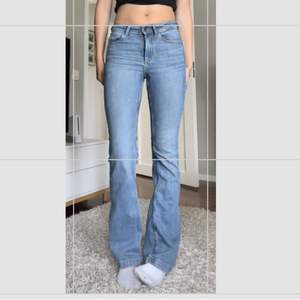 Perfekta mid waisted bootcut jeans! Storlek 25 och längd 34, stretchigt tyg. Skriv för fler bilder💗 Använd inte köp nu funktionen, skriv till mig istället:)