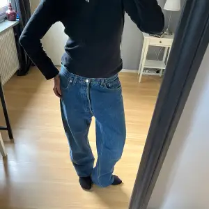 Skitnsnygga mörkblå 501 levis men är för stora och långa för mig, är 170 cm och har M i det mesta. 