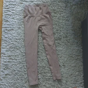 Aimn tights - som ny. Aldrig använd  färg beig/lila