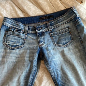 Lågmidjade jeans - Säljer dessa lågmidjade bootcut/straight jeans från only. Dom är tyvärr för stora för mig!!