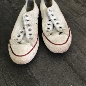 Converse  - Säljer dessa converse i använt skick. Stickel 37,5. Saknar skosnören men det är enkelt att köpa till. Hör av er vid intresse. 💓